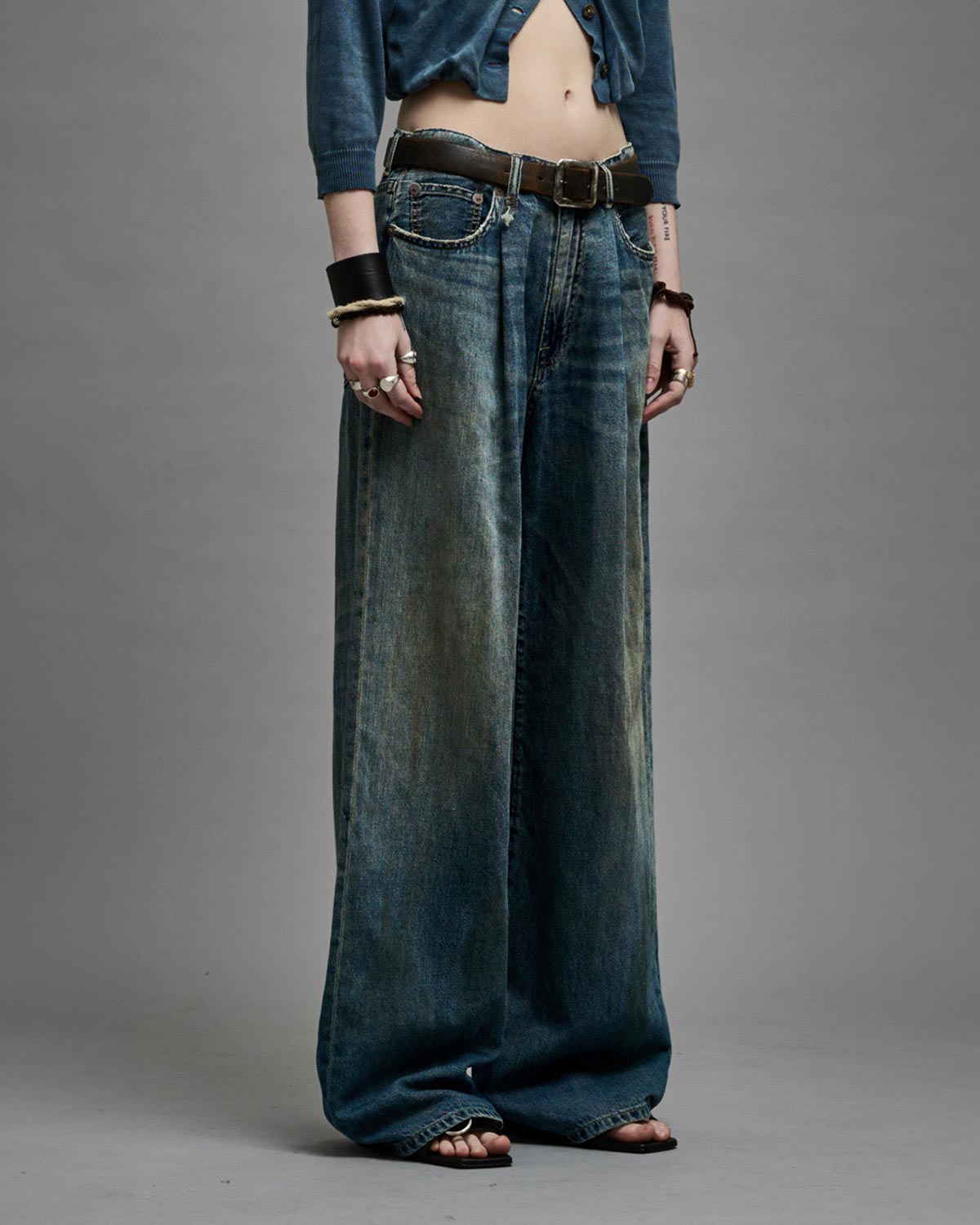 Jean large à pinces en Denim souple bleu Damon Pleated Wide Leg R13. Porté de profil.