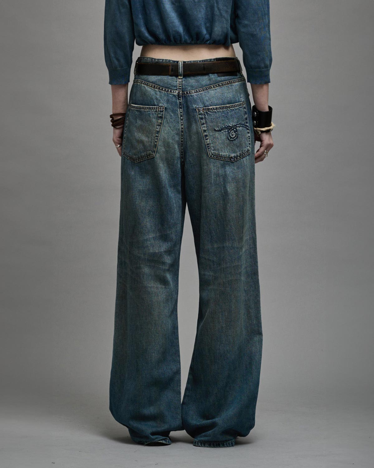 Jean large à pinces en Denim souple bleu Damon Pleated Wide Leg R13. Porté de dos.