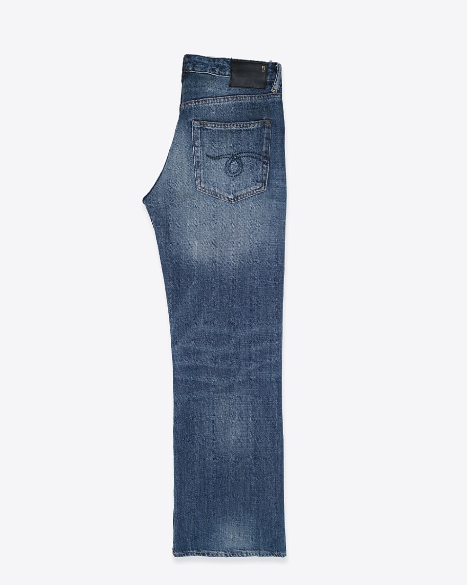 Jean Joan Cropped Flare R13 en denim bleu d&eacute;lavage &laquo; Raine Blue &raquo;, vu de profil.