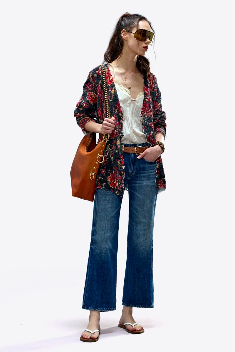 Jean Joan Cropped Flare R13 en denim bleu d&eacute;lavage &laquo; Raine Blue &raquo;, port&eacute; avec des sandales plates.