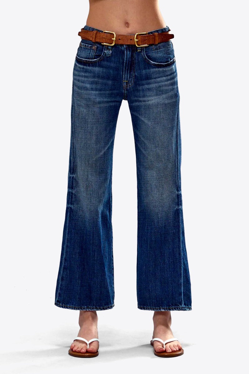 Jean Joan Cropped Flare R13 en denim bleu d&eacute;lavage &laquo; Raine Blue &raquo;, port&eacute; de face.