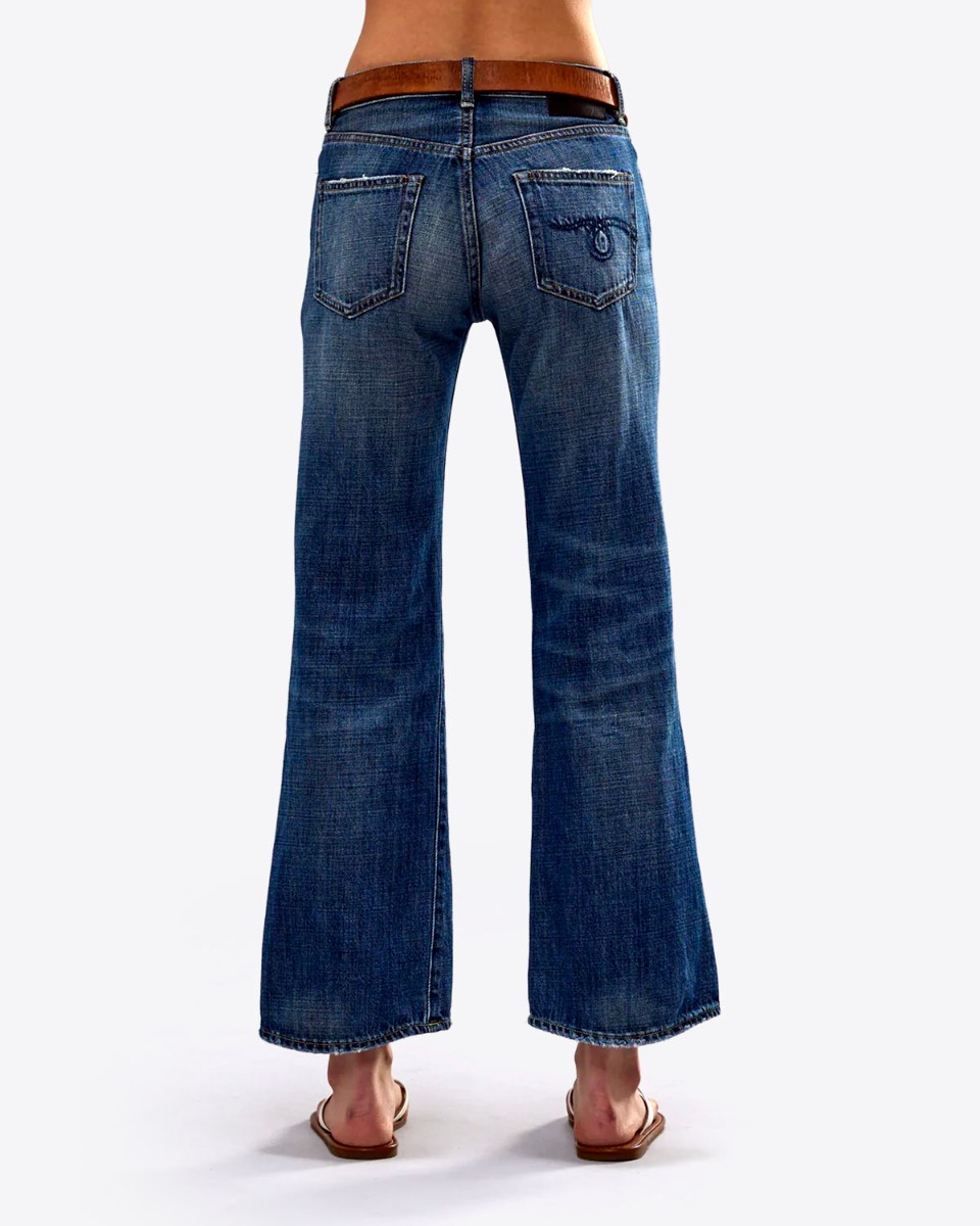 Jean Joan Cropped Flare R13 en denim bleu d&eacute;lavage &laquo; Raine Blue &raquo;, port&eacute; de dos.