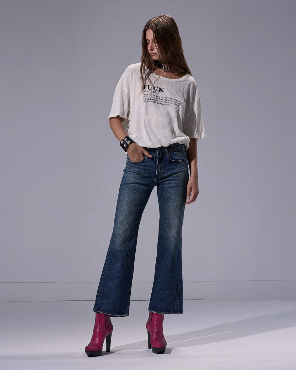 Produit Jean évasé Joan Kick Flare R13 Denim en denim japonais bleu extensible, porté de face avec un tee-shirt blanc.
