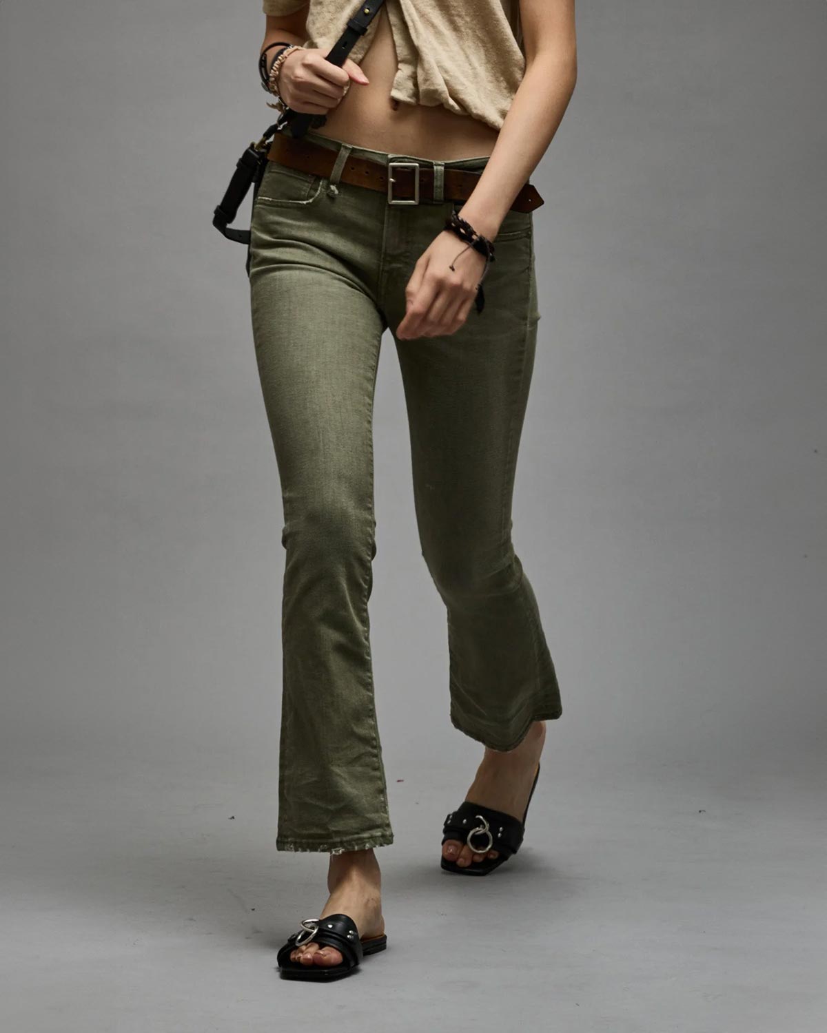 Jean stretch skinny &eacute;vas&eacute; kaki Kick Fit R13. Port&eacute; avec des sandales.