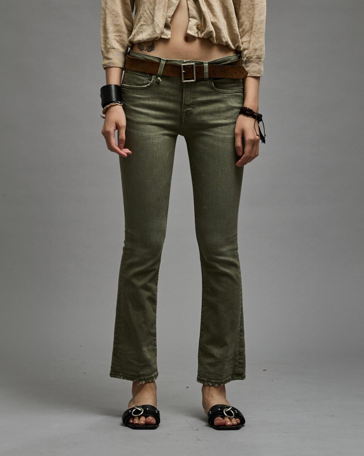 Jean stretch skinny &eacute;vas&eacute; kaki Kick Fit R13. Port&eacute; de face.