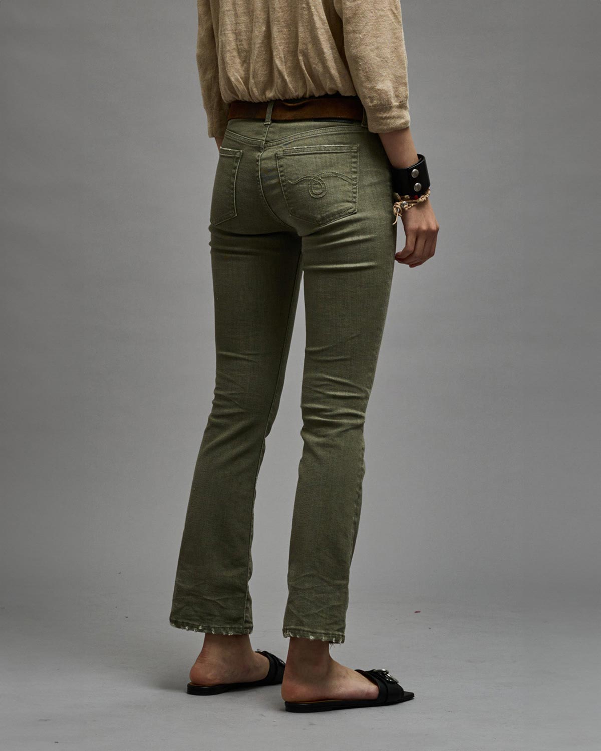 Jean stretch skinny &eacute;vas&eacute; kaki Kick Fit R13. Port&eacute; de profil dos.