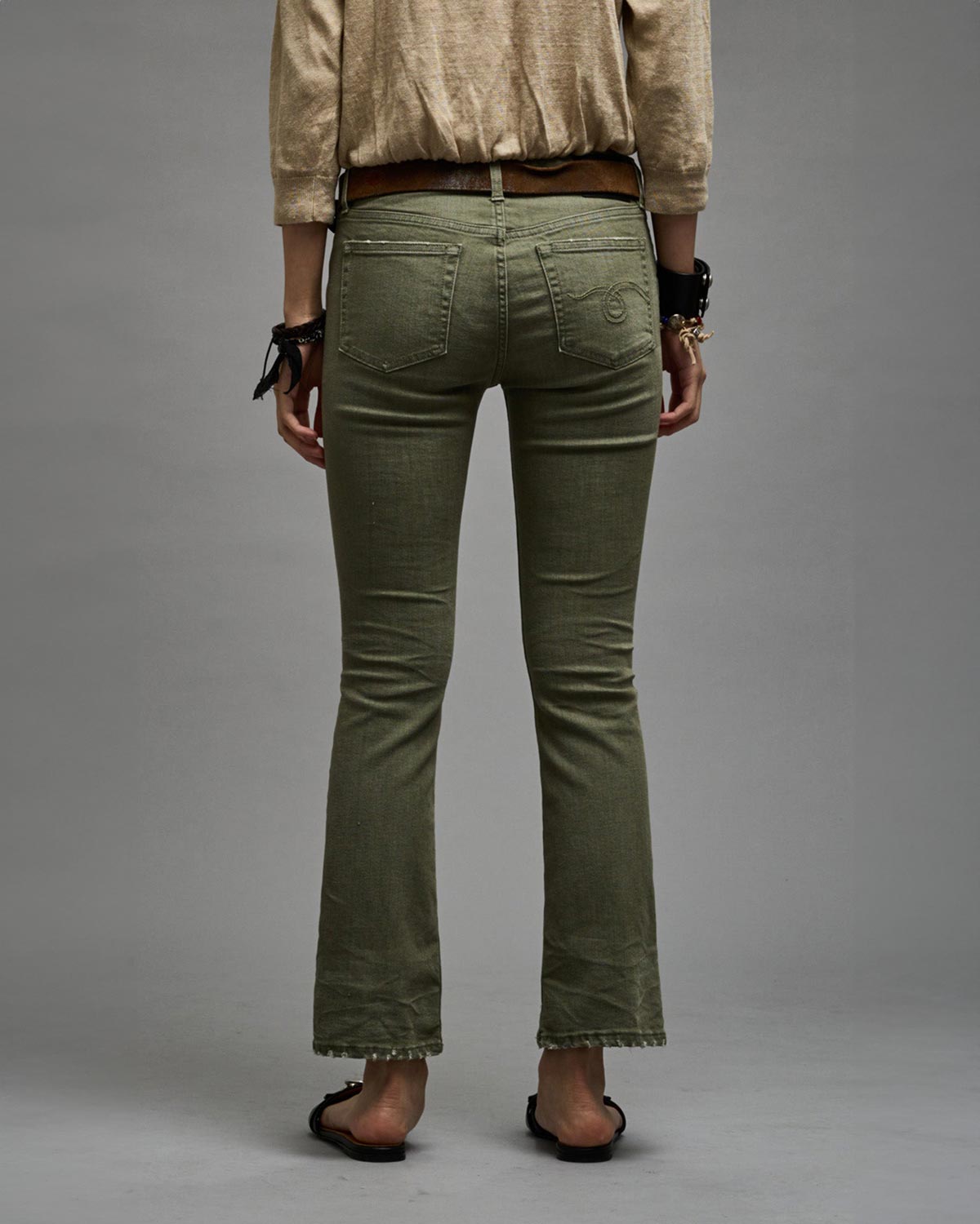 Jean stretch skinny &eacute;vas&eacute; kaki Kick Fit R13. Port&eacute; de dos.