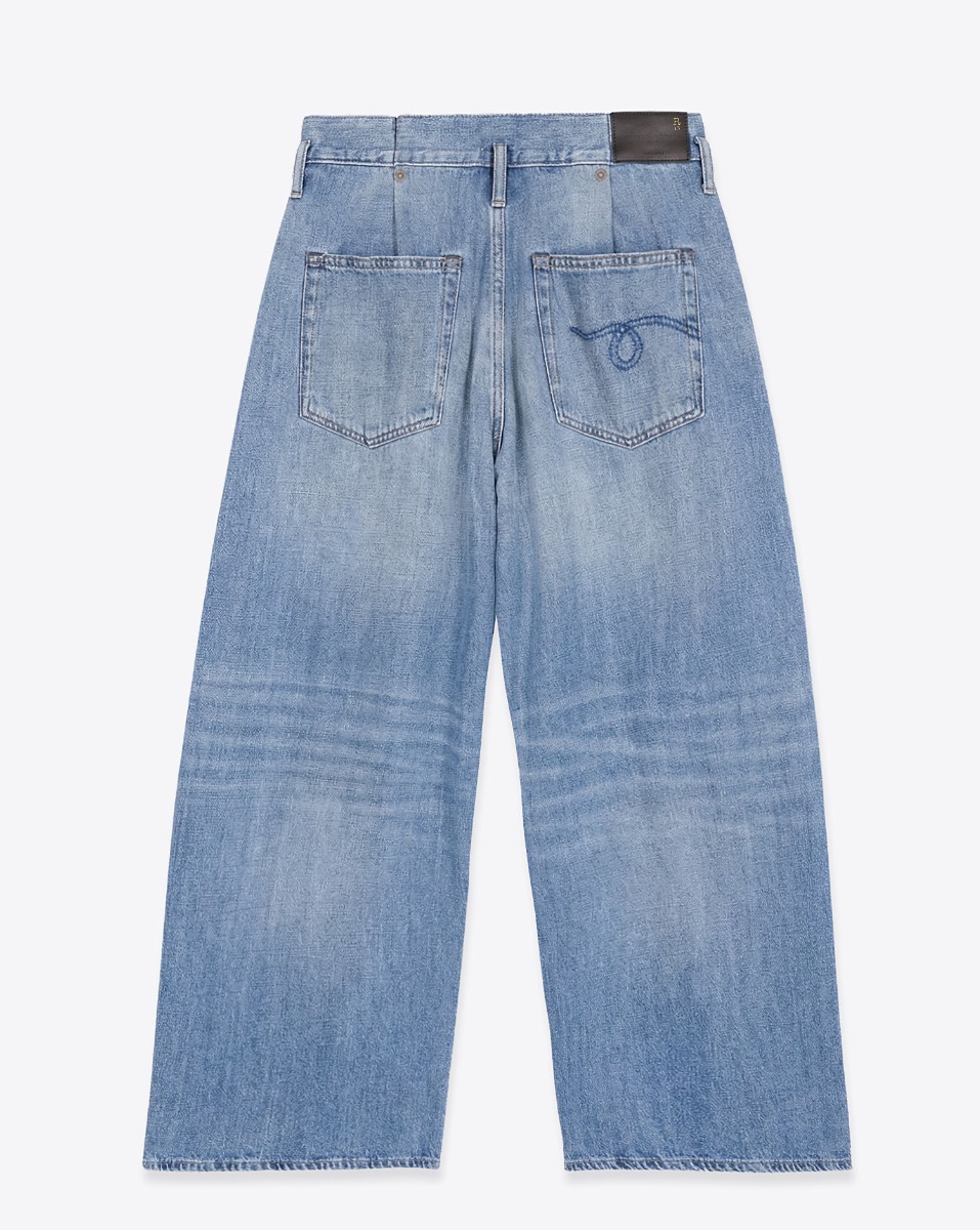 Jean Pleated Waistband R13 en denim bleu d&eacute;lavage &laquo; Concrete Blue &raquo;. Vue de dos.