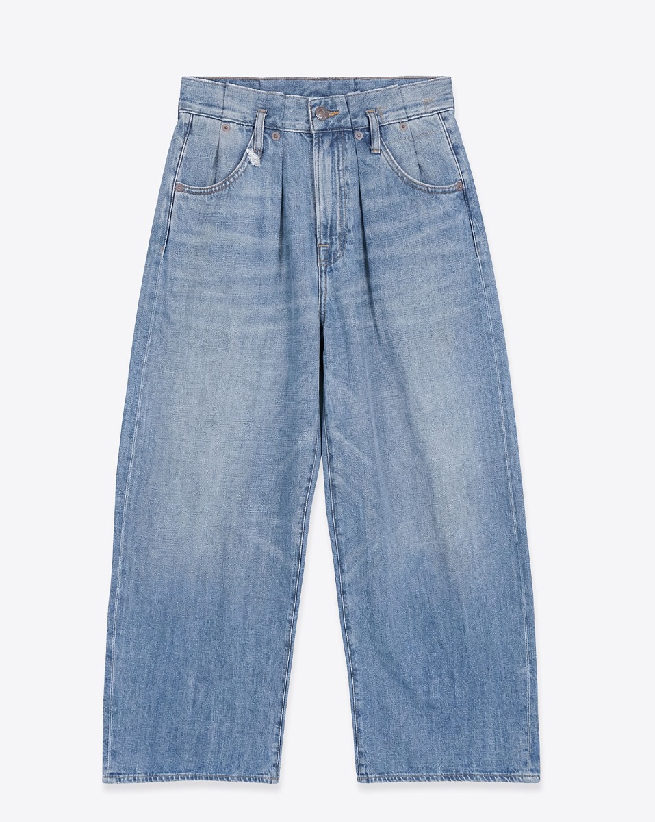 Jean Pleated Waistband R13 en denim bleu d&eacute;lavage &laquo; Concrete Blue &raquo;. Vue de face.