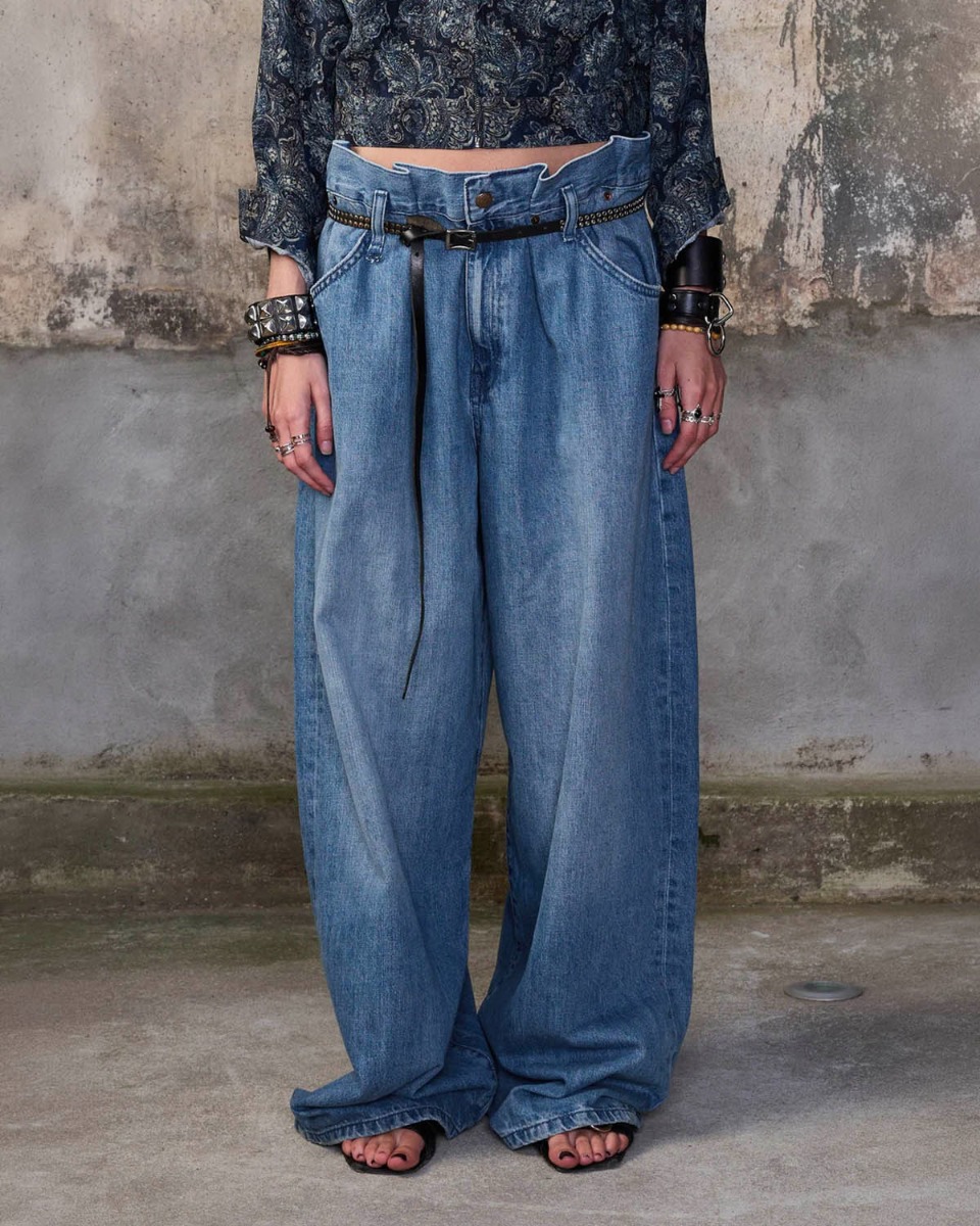 Jean Pleated Waistband R13 en denim bleu d&eacute;lavage &laquo; Concrete Blue &raquo;, port&eacute; de face.