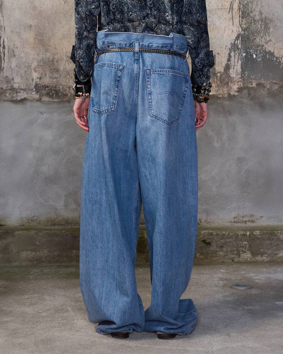 Jean Pleated Waistband R13 en denim bleu d&eacute;lavage &laquo; Concrete Blue &raquo;, port&eacute; de dos.