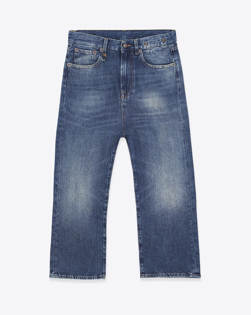 Jean large taille basse, jambe raccourcie Tailored Drop R13 en denim bleu d&eacute;lav&eacute; Kellen Blue. Vue de face.
