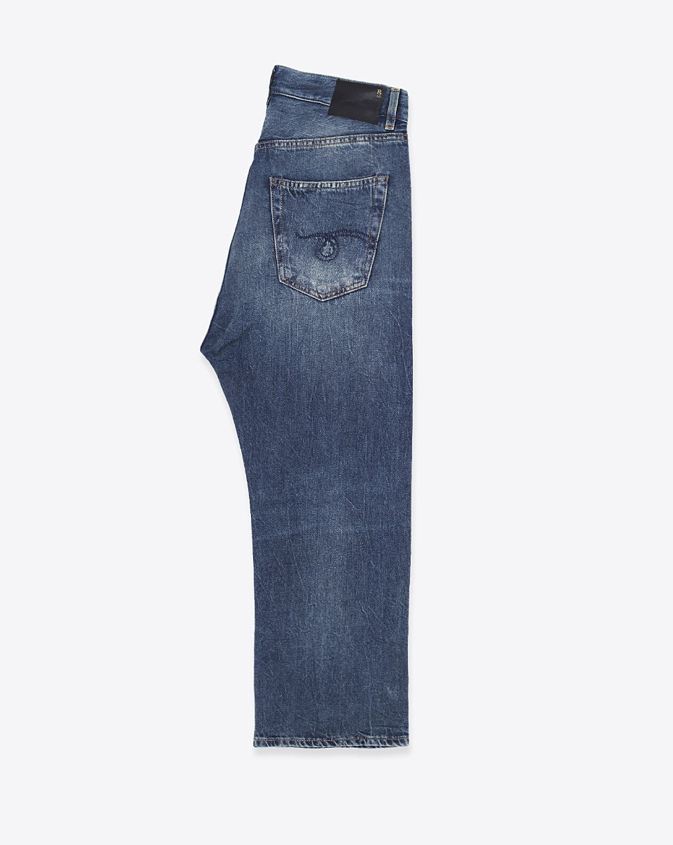 Jean large taille basse, jambe raccourcie Tailored Drop R13 en denim bleu d&eacute;lav&eacute; Kellen Blue. Vue de profil.