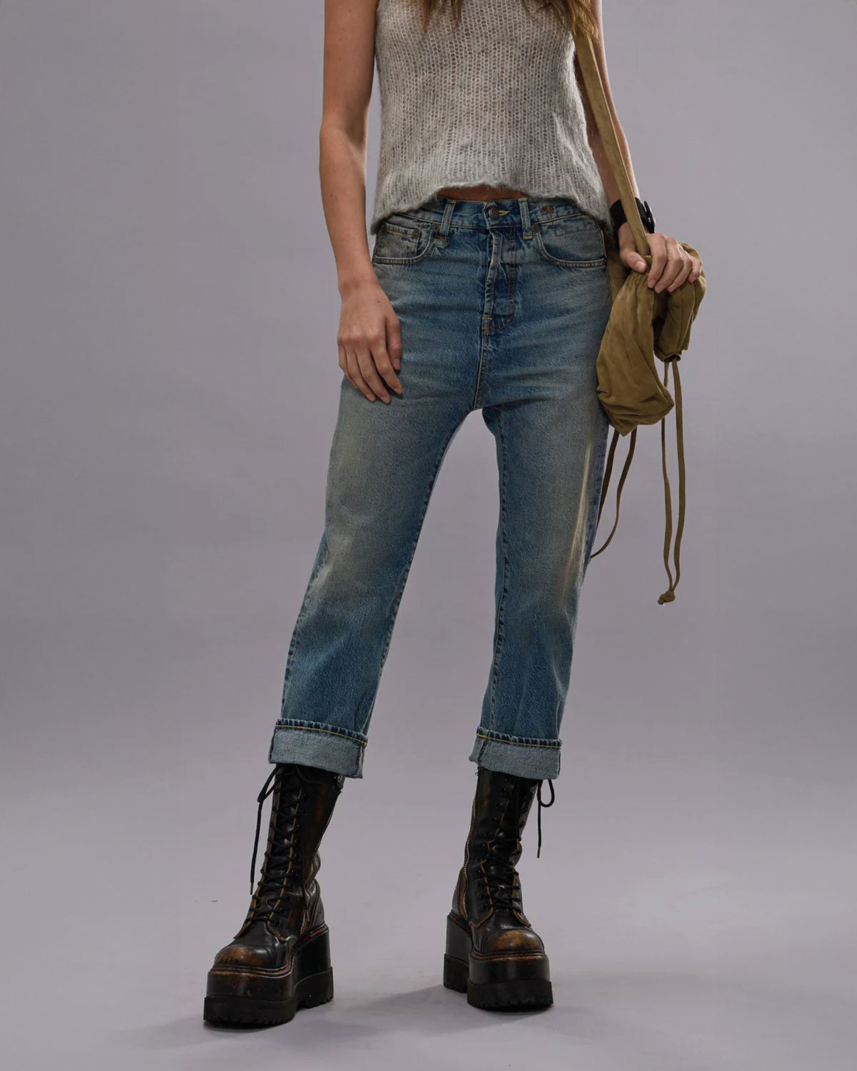 Jean Tailored Drop bleu délavage Veiled Blue R13. Porté avec des boots à lacets compensées. 