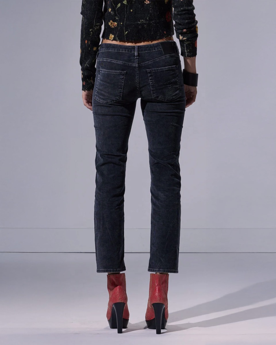 Jean slim taille basse Boy Straight R13 en velours de coton côtelé noir délavé Obsidian Stretch Cord Black, porté de dos.