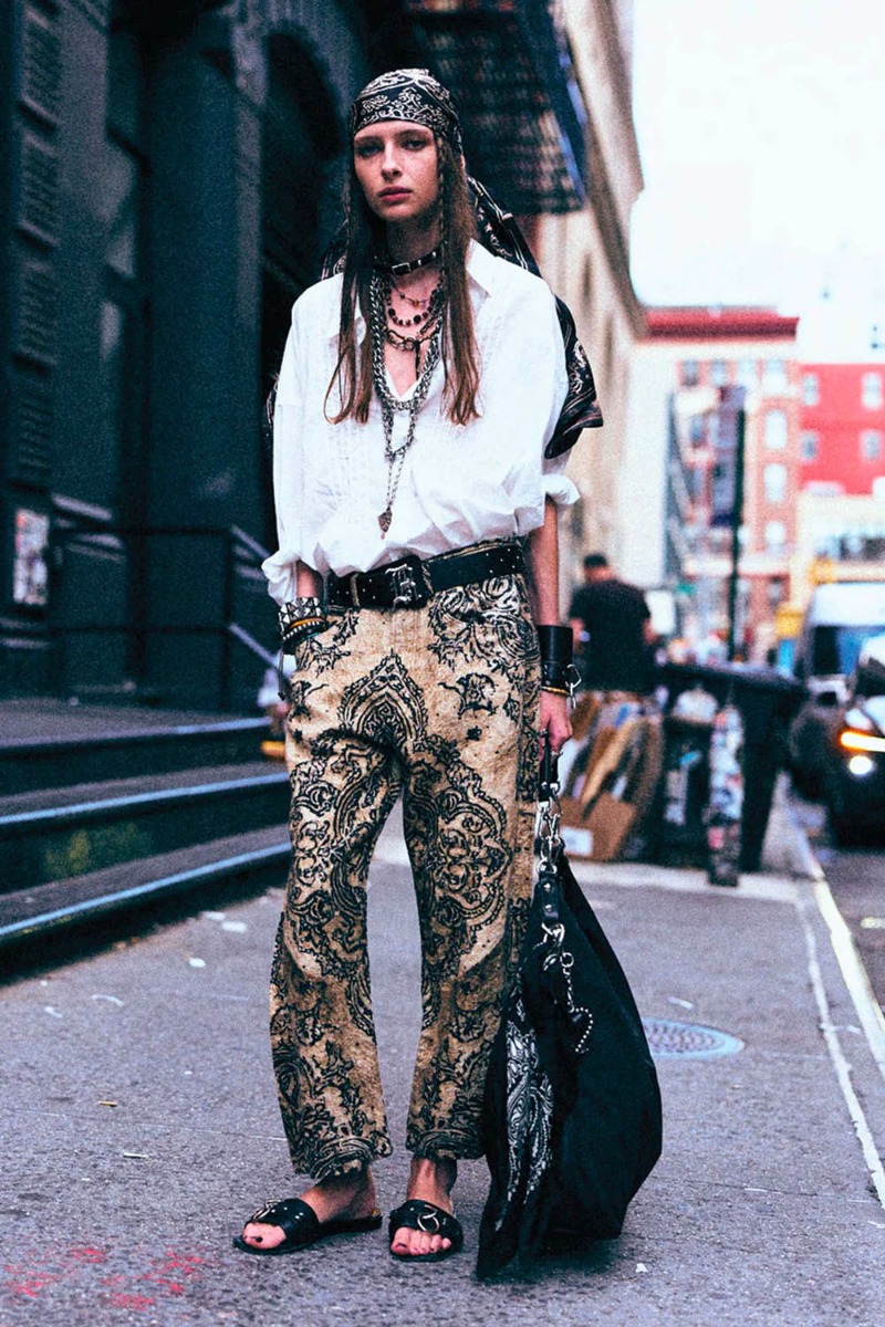 Pantalon 5 poches X-boyfriend R13 en lin imprim&eacute; Bandana beige, port&eacute; de face avec une chemise blanche. 