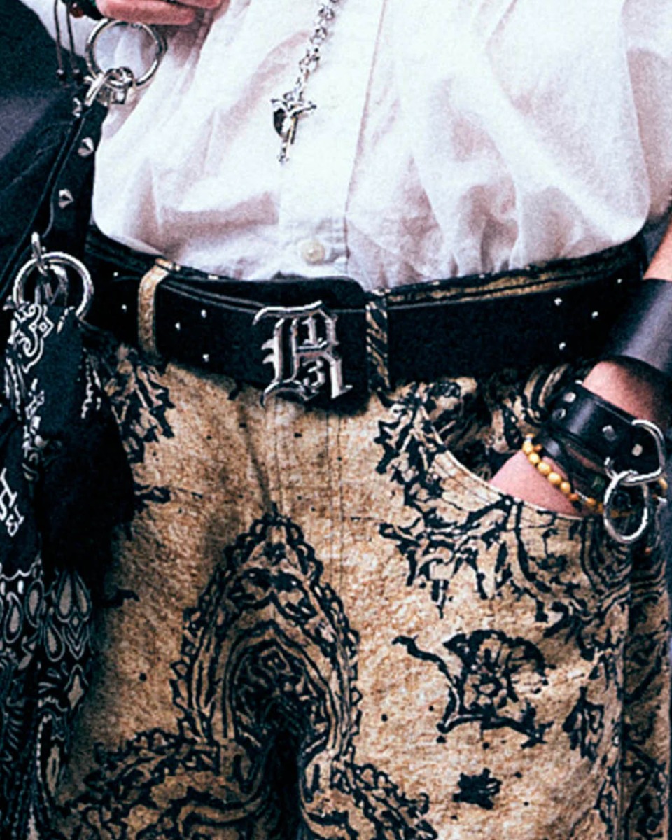 Pantalon 5 poches X-boyfriend R13 en lin imprim&eacute; Bandana beige, port&eacute; avec une ceinture.