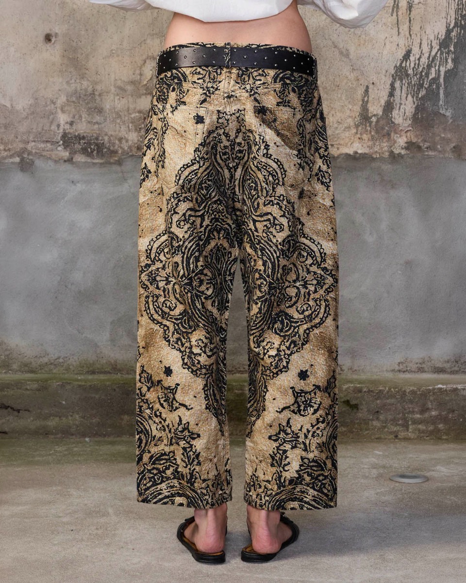 Pantalon 5 poches X-boyfriend R13 en lin imprim&eacute; Bandana beige, port&eacute; de dos.