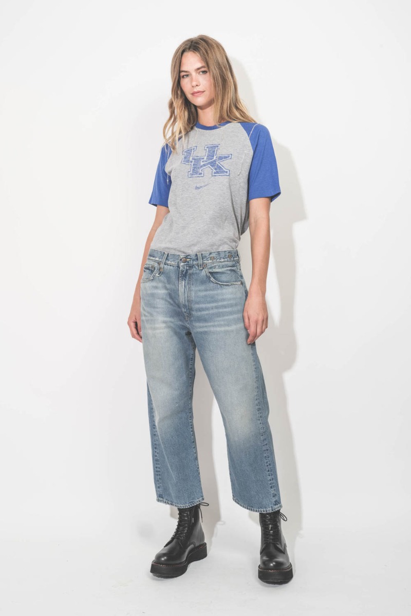 Jean X Boyfriend R13 en denim bleu Merrin Blue. Porté de face.