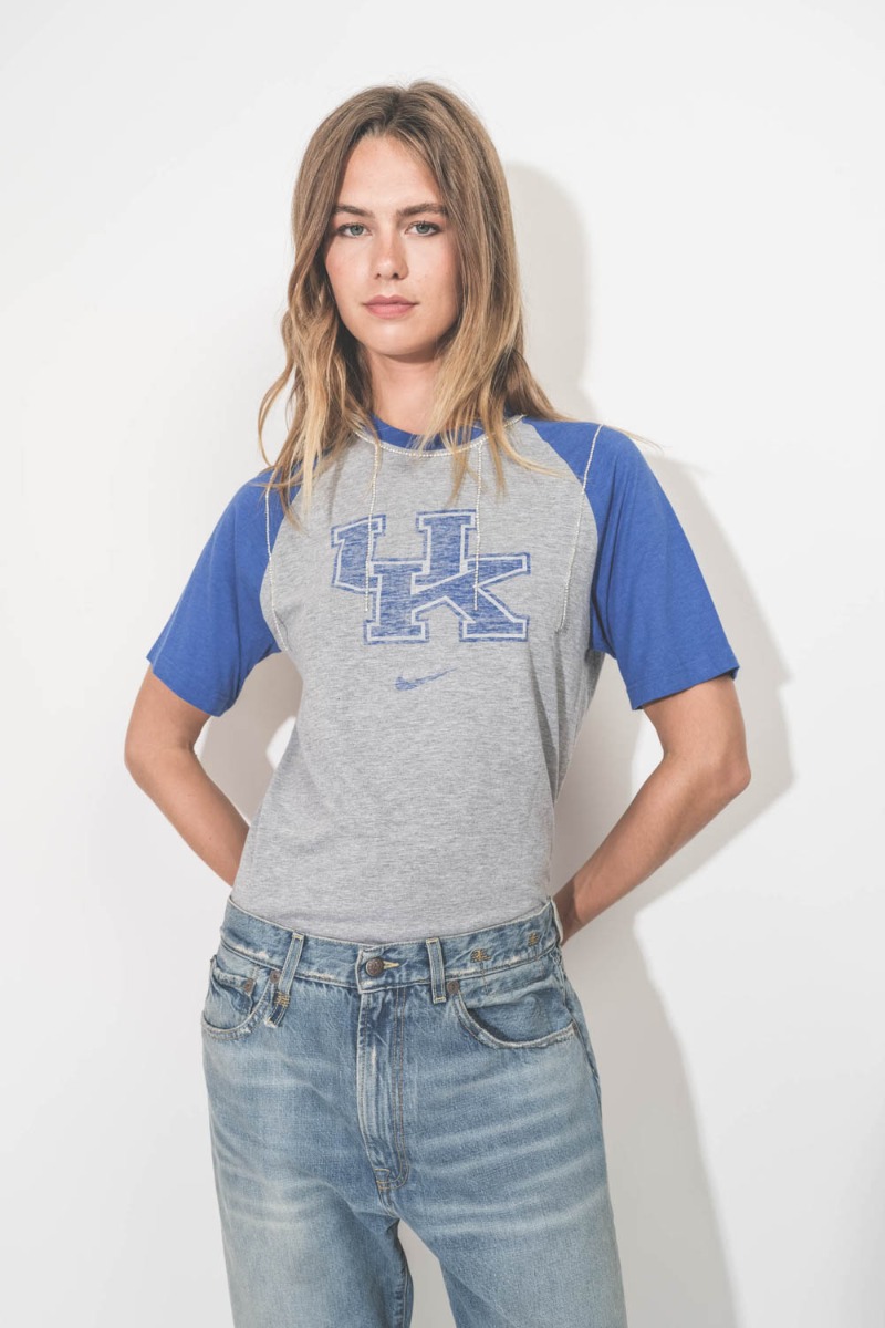 Jean X Boyfriend R13 en denim bleu Merrin Blue. Porté de face avec un tee-shirt vintage customisé.