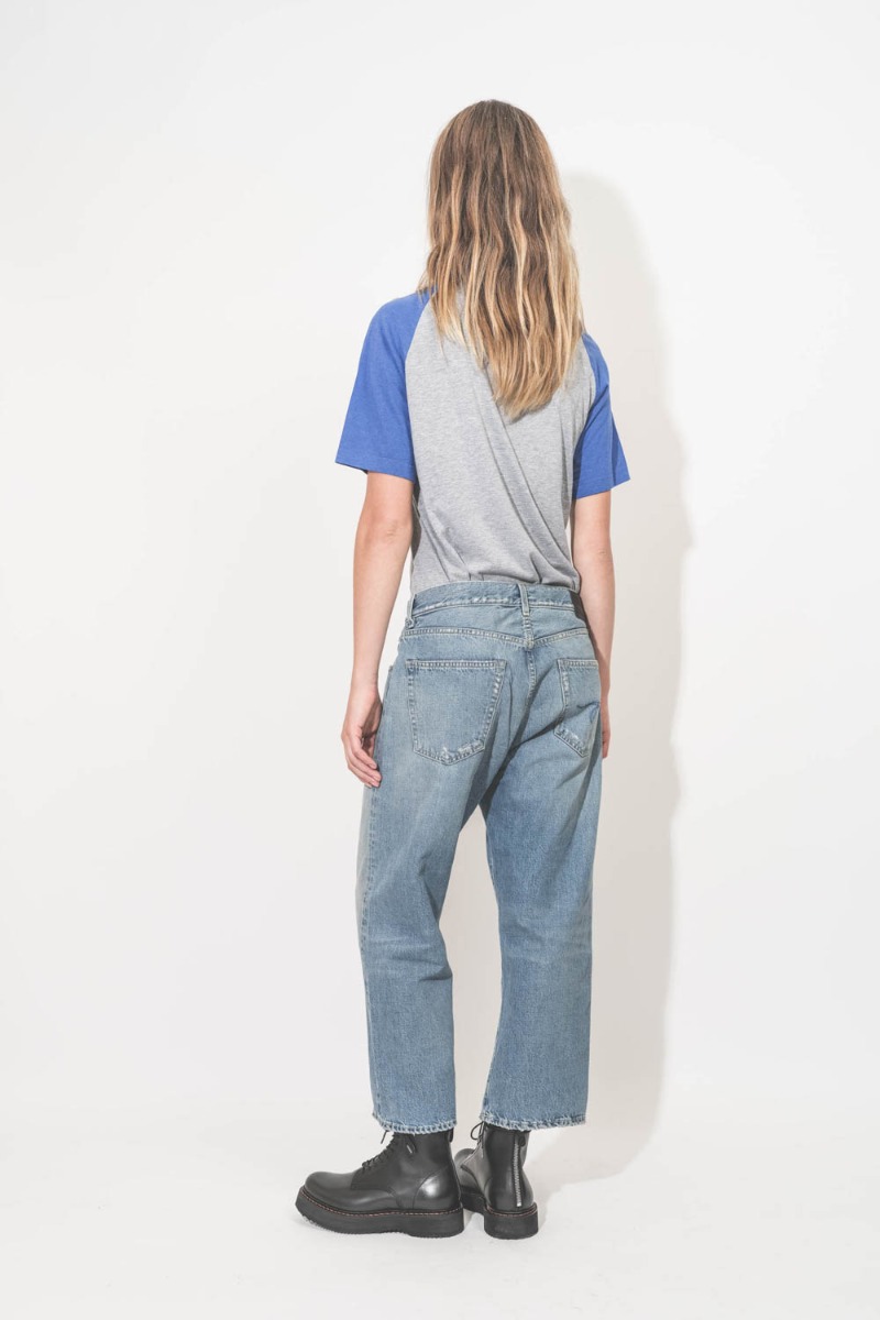 Jean X Boyfriend R13 en denim bleu Merrin Blue. Porté de dos.