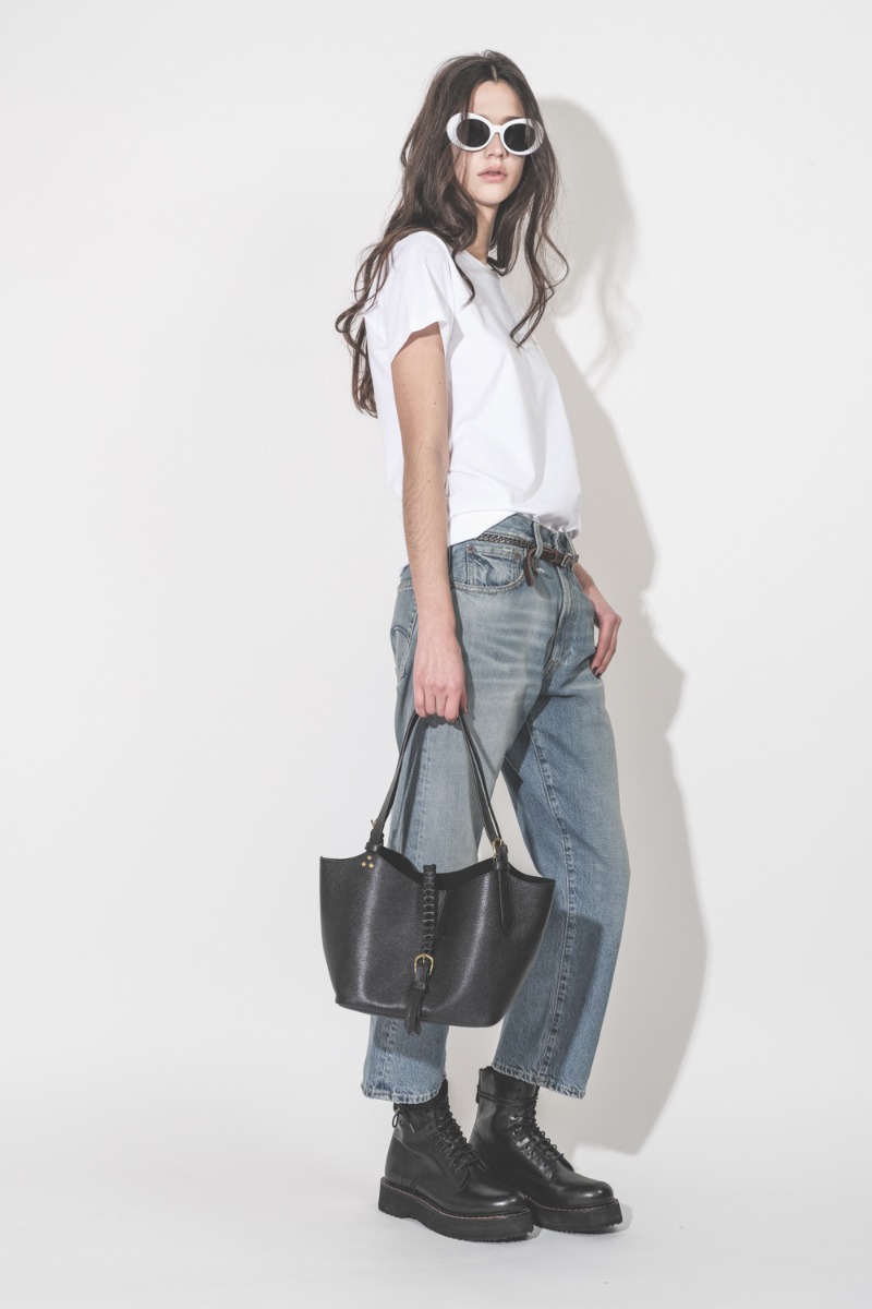 Jean X Boyfriend R13 en denim bleu Merrin Blue, port&eacute; de profil.
