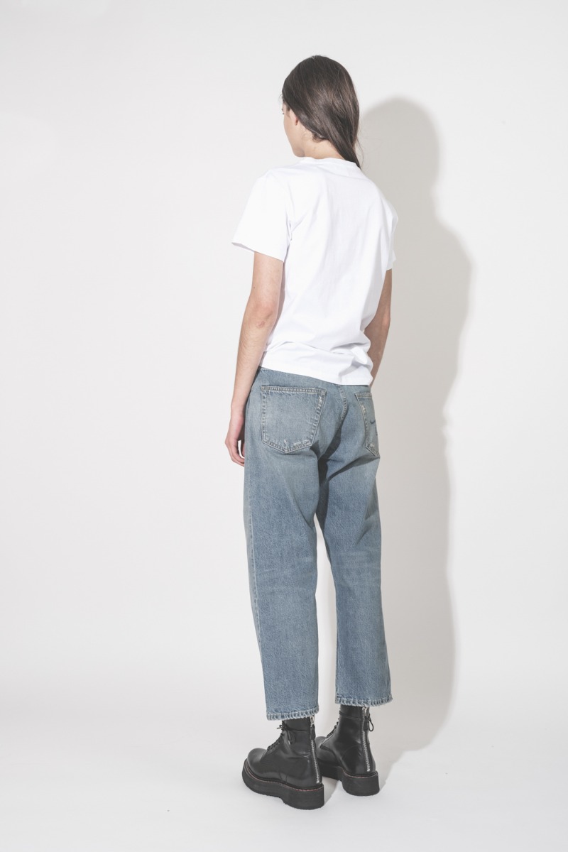 Jean X Boyfriend R13 en denim bleu Merrin Blue, port&eacute; de dos.