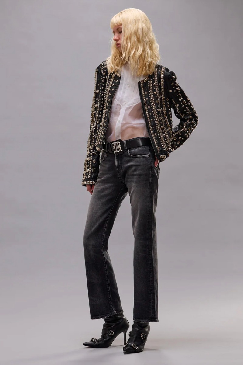 Jean court &eacute;vas&eacute; Joan Cropped Flare R13 en denim noir noir d&eacute;lav&eacute; Essex Black Stretch, port&eacute; avec une chemise blanche R13.