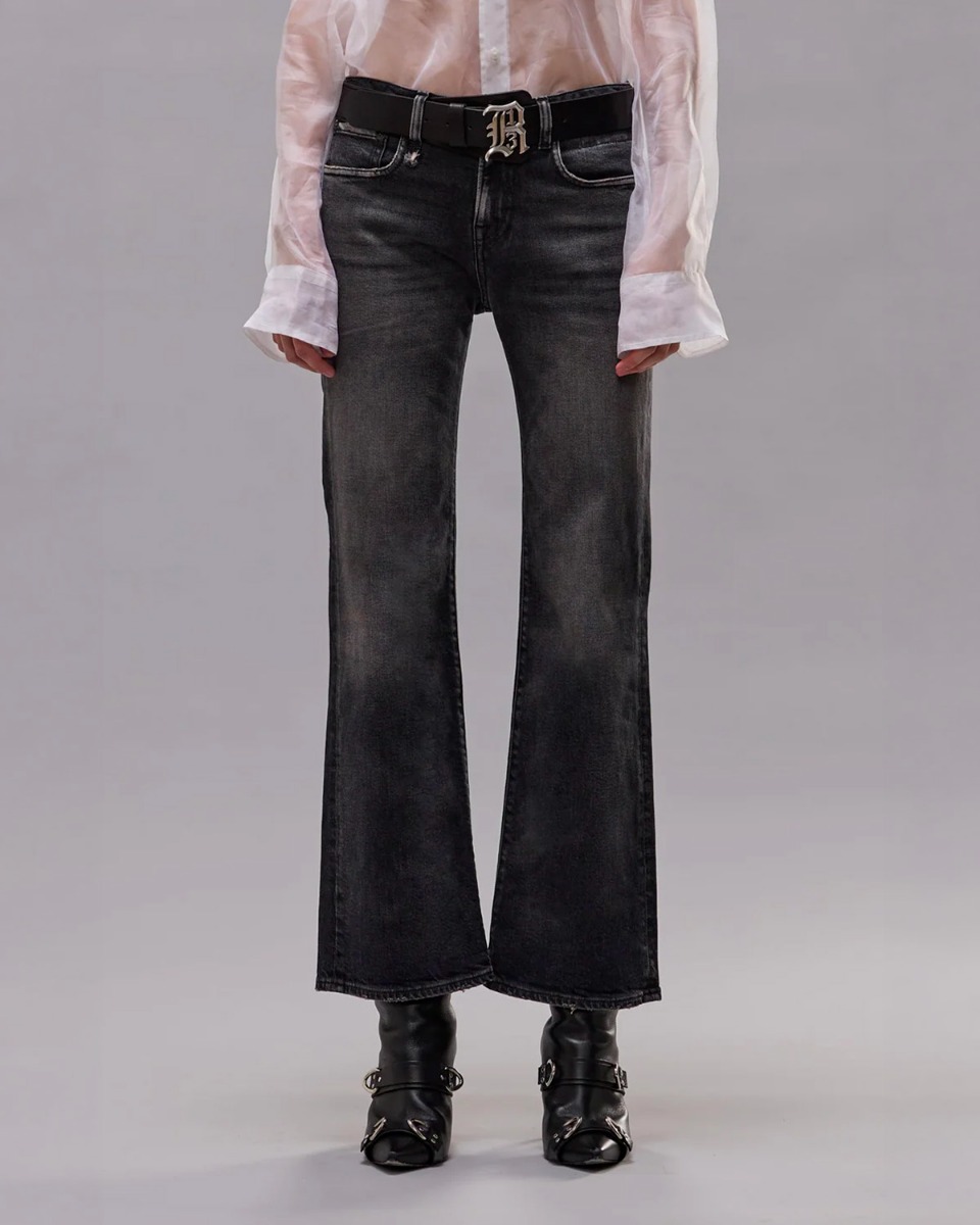 Jean court &eacute;vas&eacute; Joan Cropped Flare R13 en denim noir noir d&eacute;lav&eacute; Essex Black Stretch, port&eacute; de face.