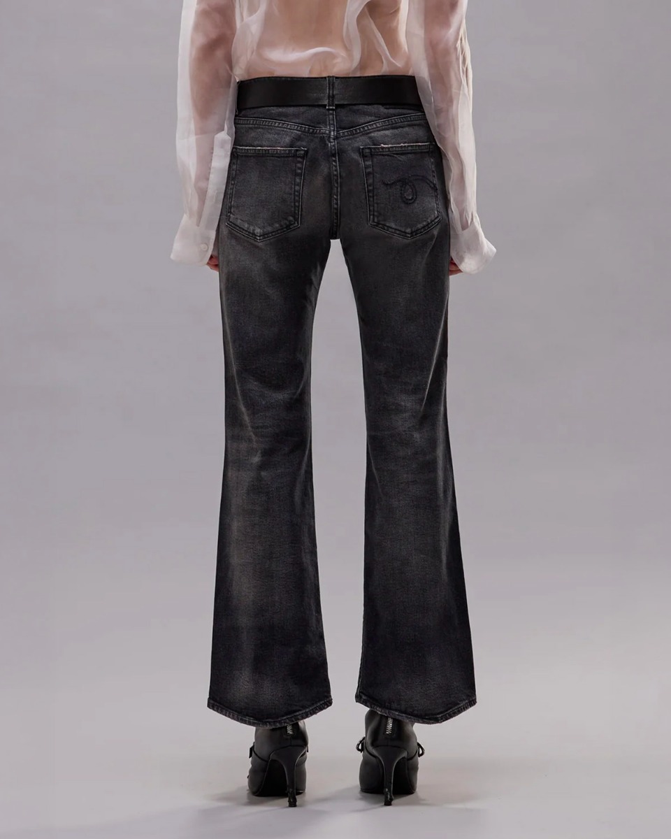 Jean court &eacute;vas&eacute; Joan Cropped Flare R13 en denim noir noir d&eacute;lav&eacute; Essex Black Stretch, port&eacute; de dos.