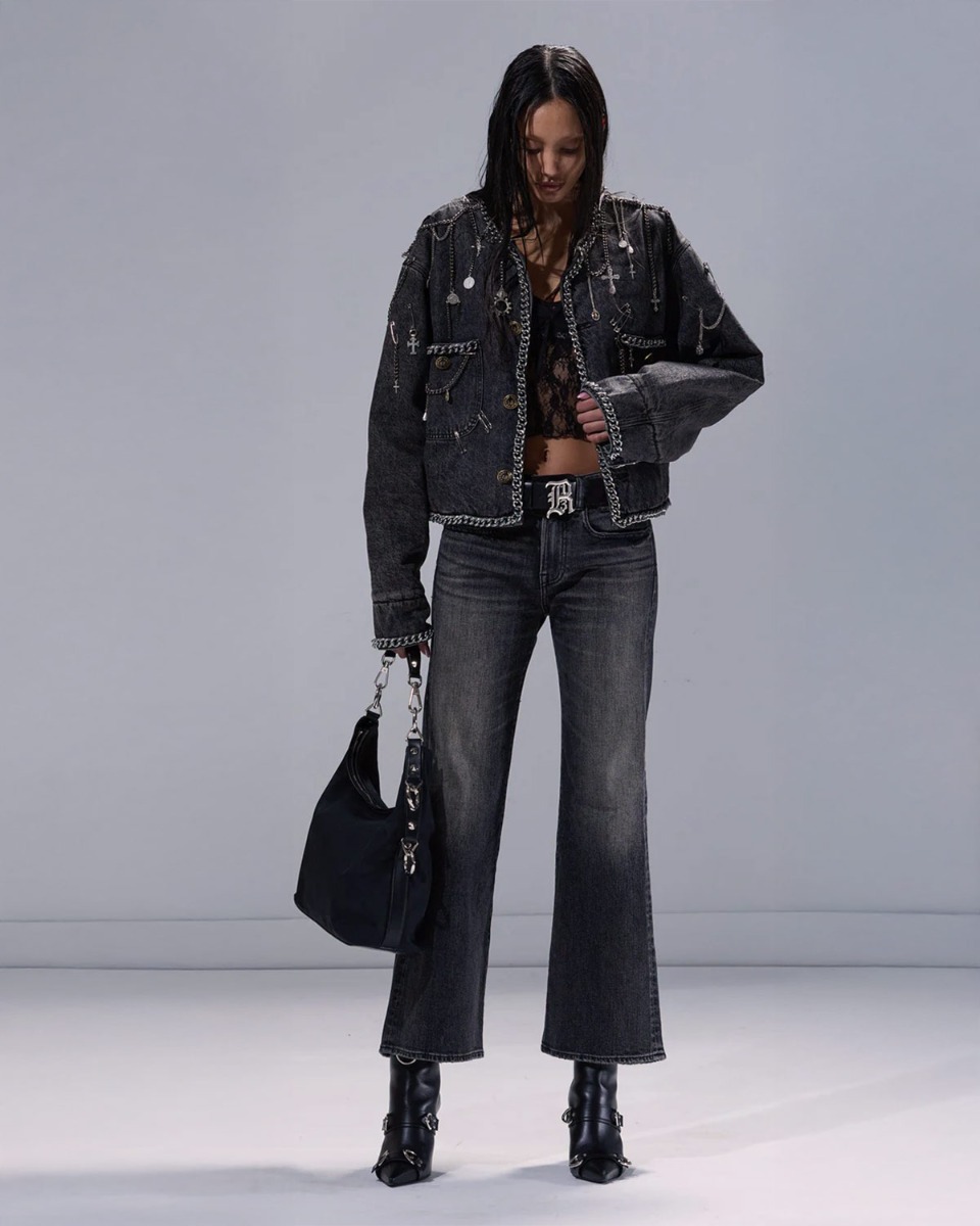 Produit Jean évasé Joan Kick Flare R13 en denim noir délavé Kennet Black Stretch, porté de face.