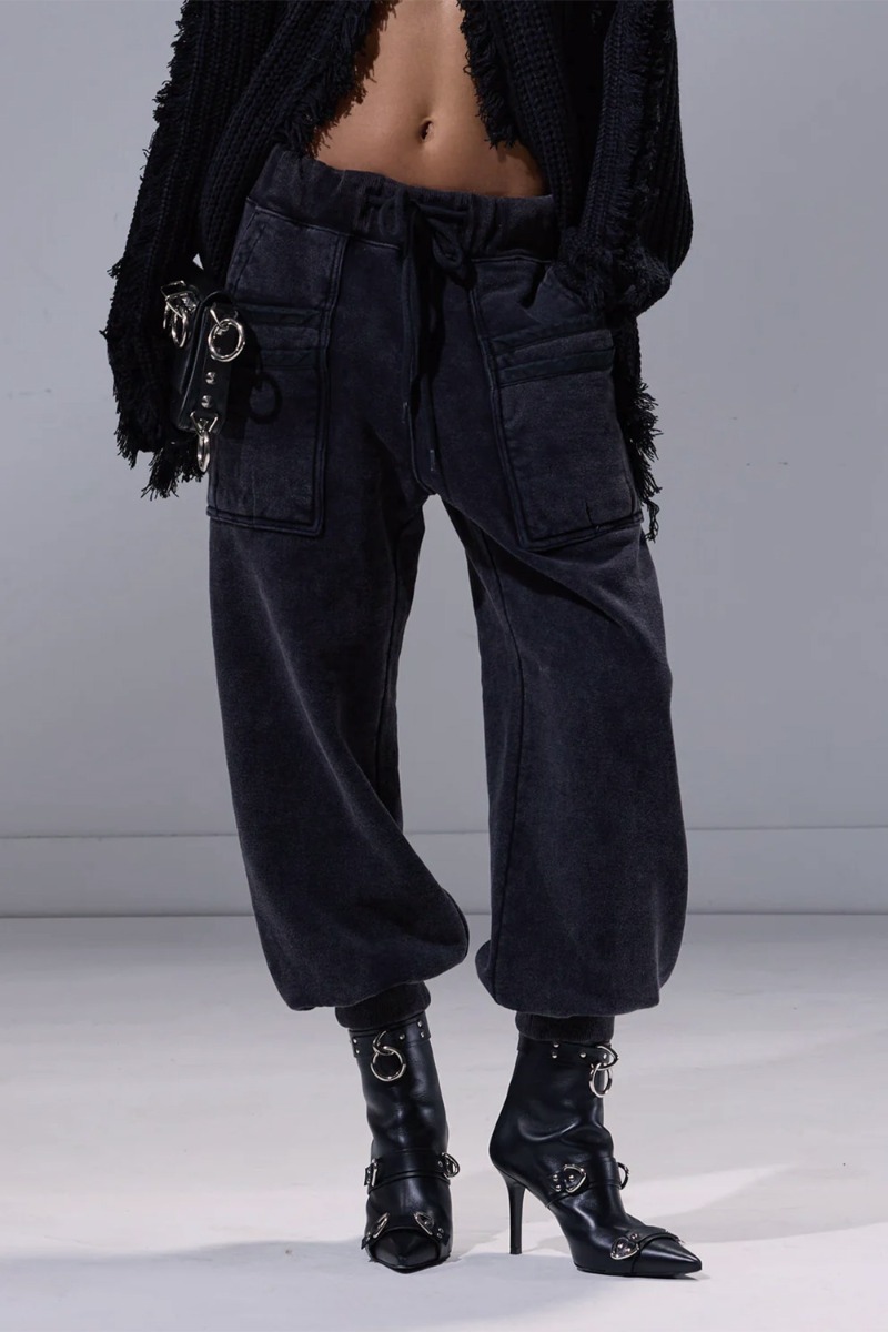 Pantalon de jogging Layered Pocket Sweatpant R13 en coton noir d&eacute;lav&eacute;, port&eacute; de face.