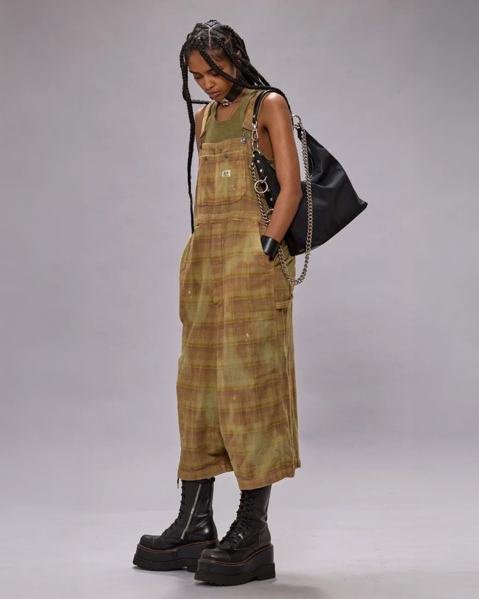 Salopette oversize R13 en coton japonais à carreaux kaki. Portée avec des boots compensées. 