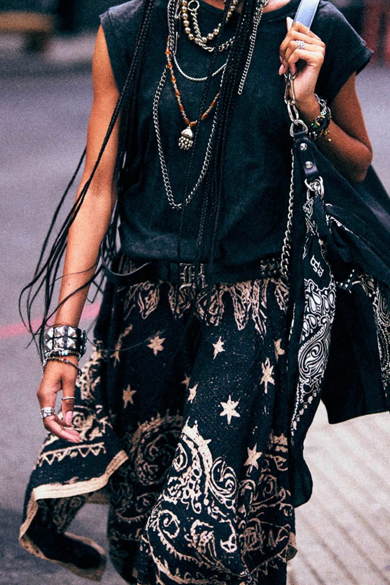 Jupe sous le genou Bandana R13 en coton imprim&eacute; Bandana noir &eacute;cru, port&eacute;e avec une ceinture.