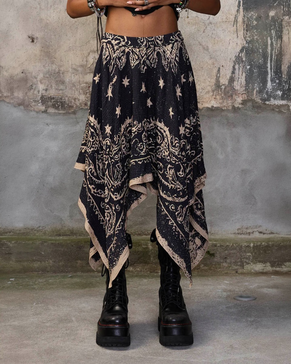 Jupe sous le genou Bandana R13 en coton imprim&eacute; Bandana noir &eacute;cru, port&eacute;e de face.