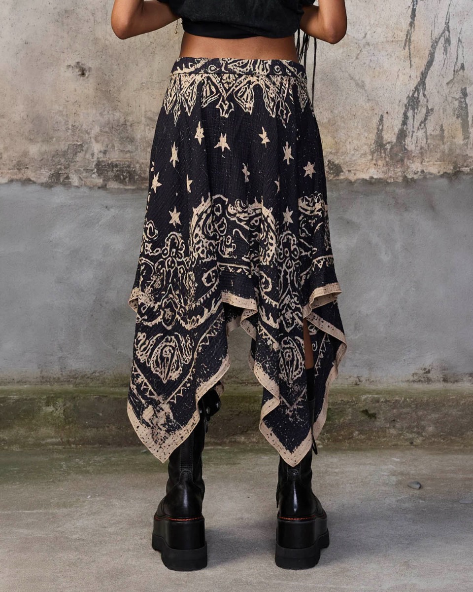 Jupe sous le genou Bandana R13 en coton imprim&eacute; Bandana noir &eacute;cru, port&eacute;e de dos.