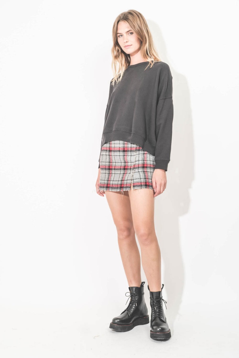 Mini-jupe réversible Raw Cut R13. Portée avec un sweat-shirt noir.