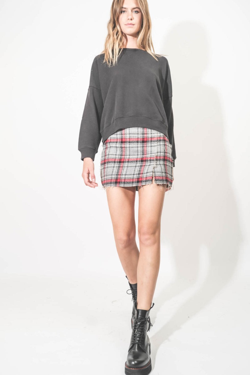 Mini-jupe réversible Raw Cut R13. Portée de face.