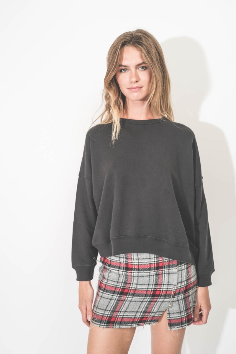 Mini-jupe réversible Raw Cut R13. Portée de face. Détail de l'épingle à nourrice. 