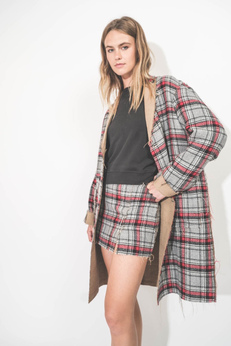 Mini-jupe réversible Raw Cut R13. Portée avec le manteau assorti. 