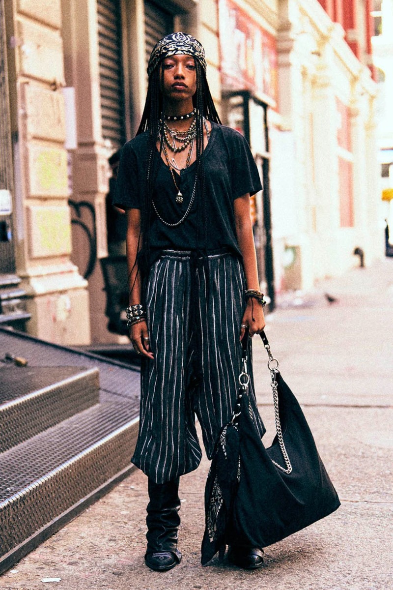 T-shirt Henley R13 en coton et cachemire acid gris d&eacute;lav&eacute;, port&eacute; de face rentr&eacute; sur le devant.