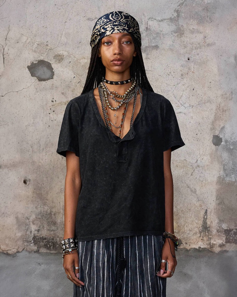 T-shirt Henley R13 en coton et cachemire acid gris d&eacute;lav&eacute;, port&eacute; de face.