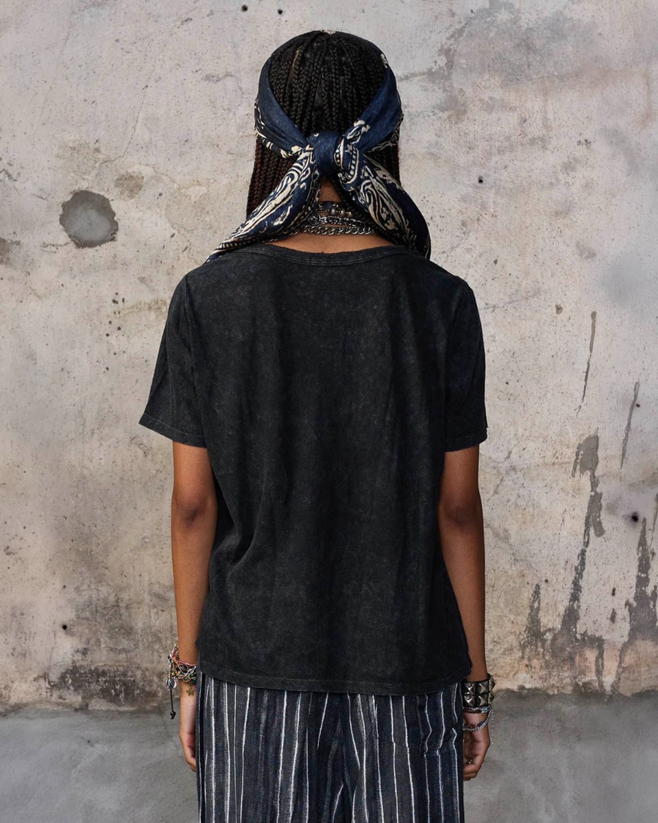 T-shirt Henley R13 en coton et cachemire acid gris d&eacute;lav&eacute;, port&eacute; de dos.