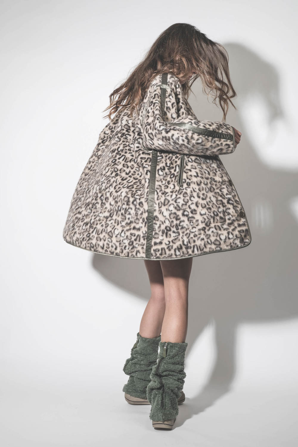 Produit Manteau sans col léopard Liner R13. Porté avec des baskets compensées kaki. 