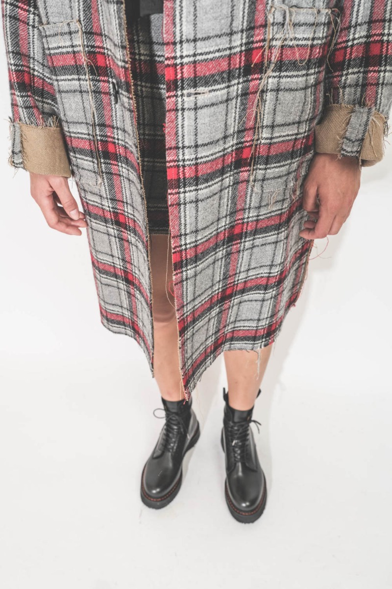 Manteau oversize réversible Raw Cut R13. Plaid Italien double face. Détail des finitions bord-franc. 