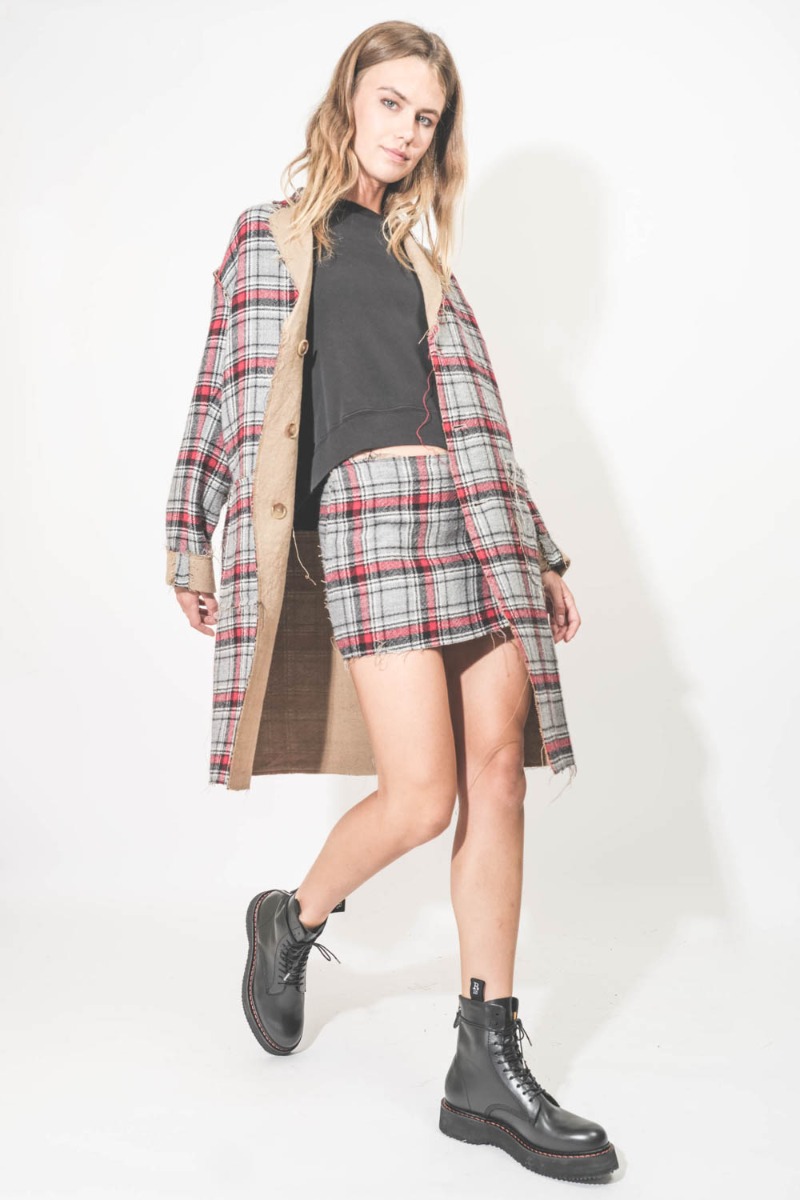 Manteau oversize réversible Raw Cut R13. Plaid Italien double face. Porté de profil.