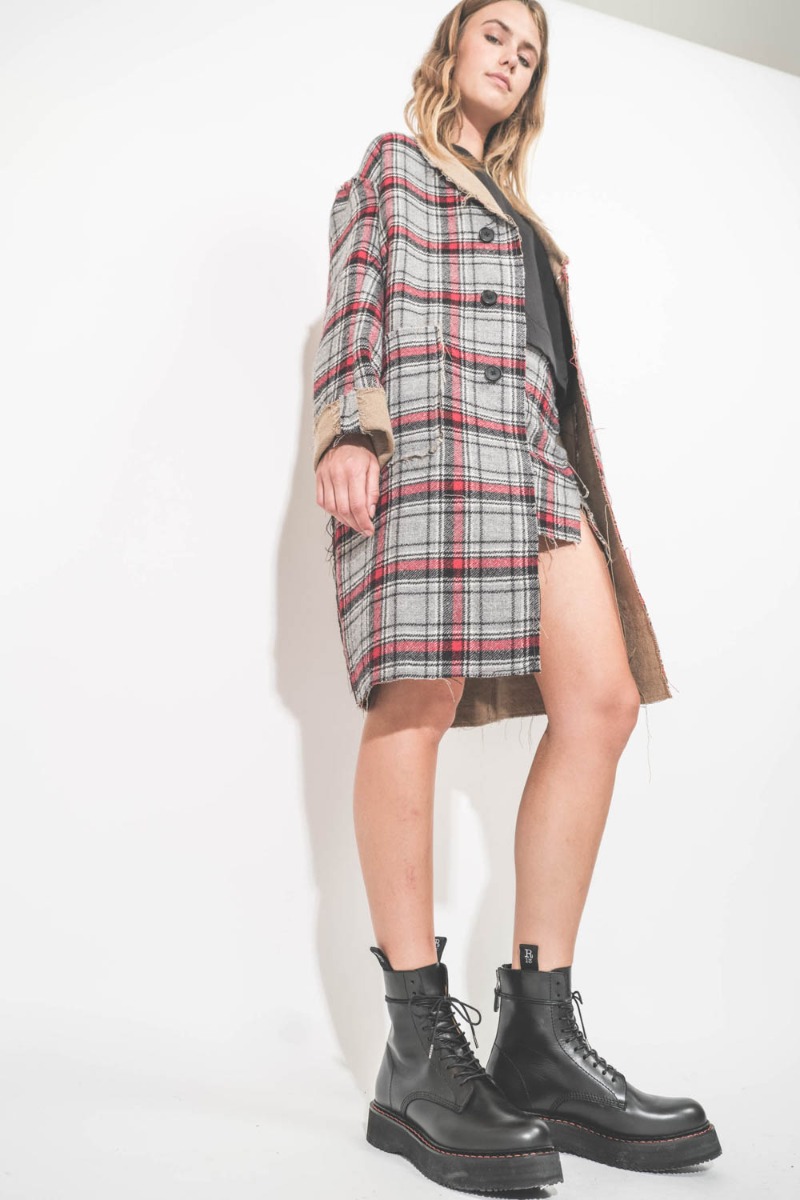 Manteau oversize réversible Raw Cut R13. Plaid Italien double face. Porté avec des boots compensées à lacets.