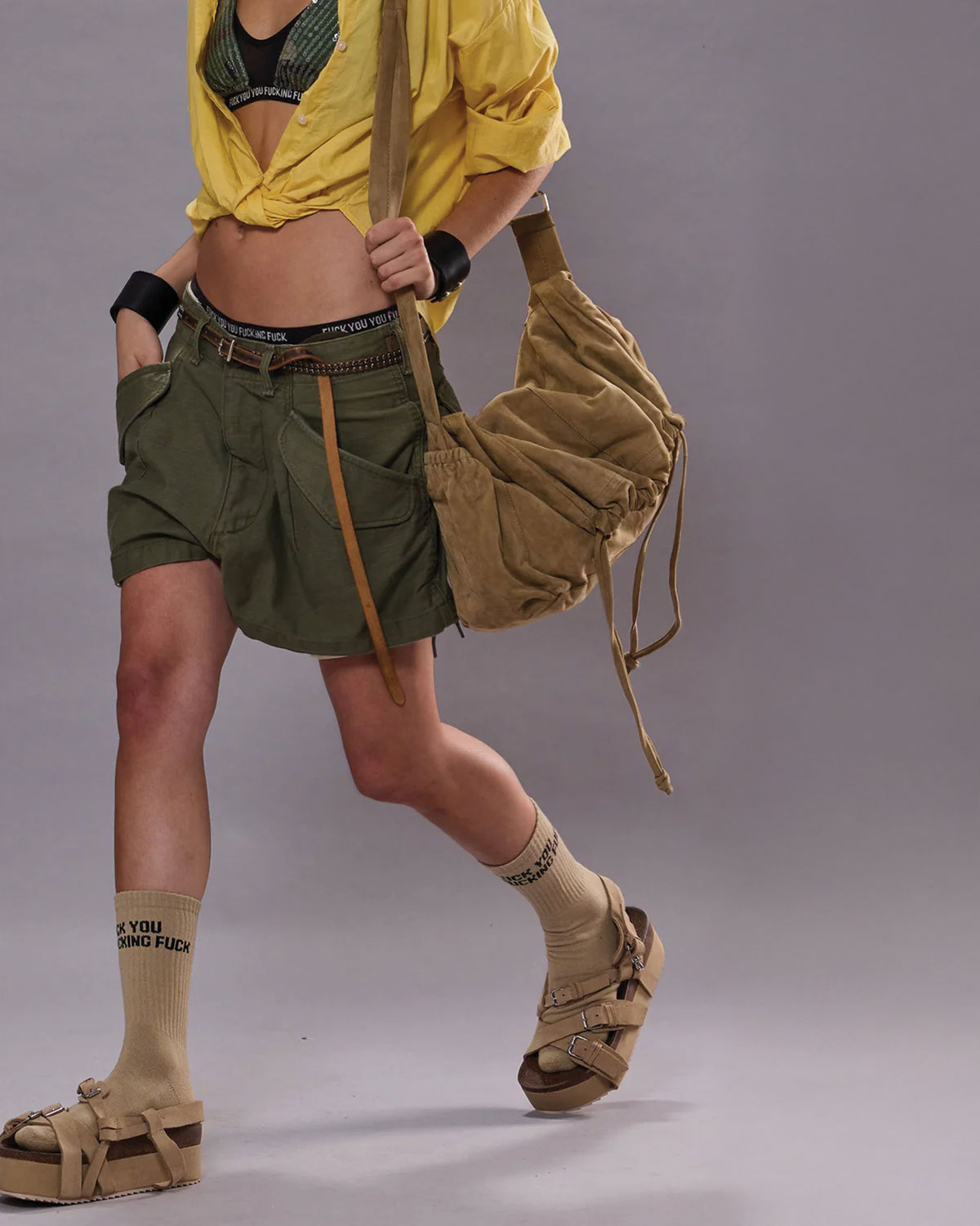 Produit Short court en toile kaki esprit army Cargo Marianne R13. Porté avec une chemise jaune.