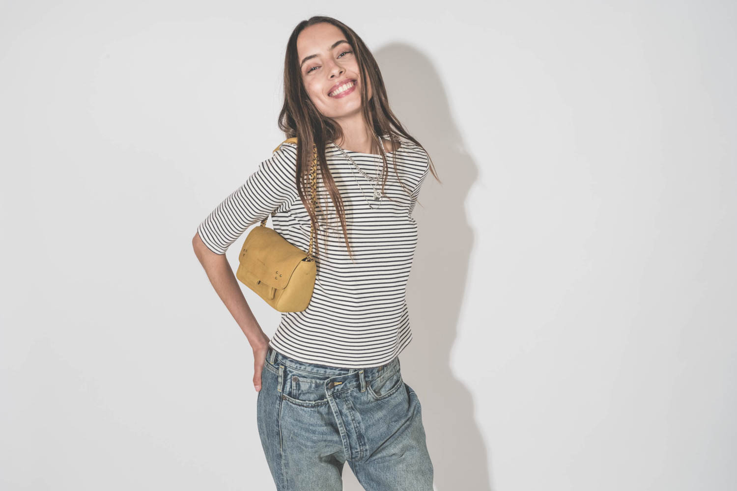 Tee-shirt marinière R13 ajusté, porté avec un jean Crossover oversized de la même marque.

