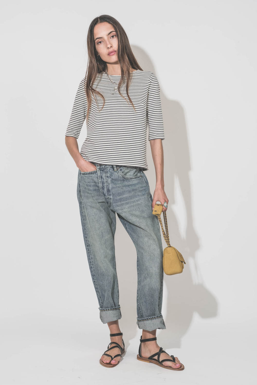 Tee-shirt marinière R13 en coton rayé navy et écru porté avec le jean Crossover R13.
